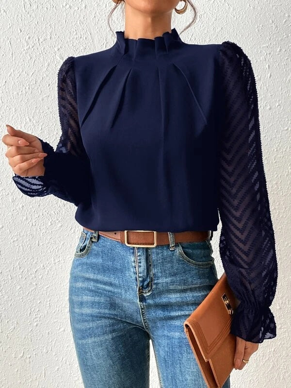 Blusa elegante de mujer con mangas transparentes y diseño fluido, ropa femenina de moda.