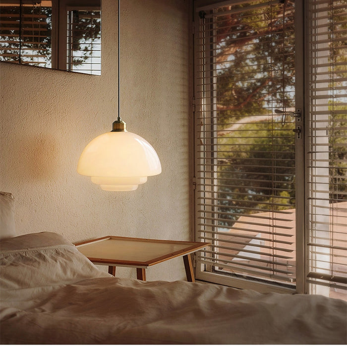 Lámpara colgante elegante de cristal marfil y latón, ideal para iluminación de estilo Mid-Century.