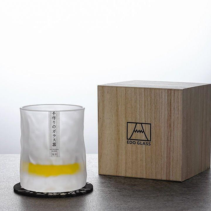 Cristal tallado estilo glaciar en vaso de whisky, textura única para degustación de lujo.