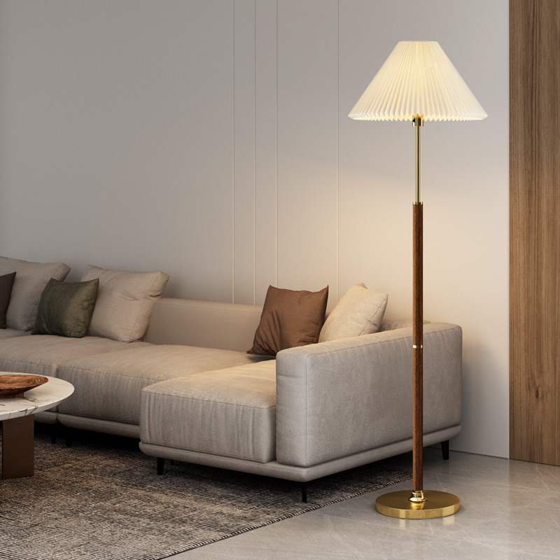 Lámpara de pie Lucira, un toque de diseño minimalista y luz cálida con su pantalla plisada.