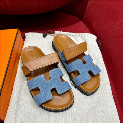 Calzado de moda para mujer: sandalias gladiadoras ajustables, ideales para el verano.