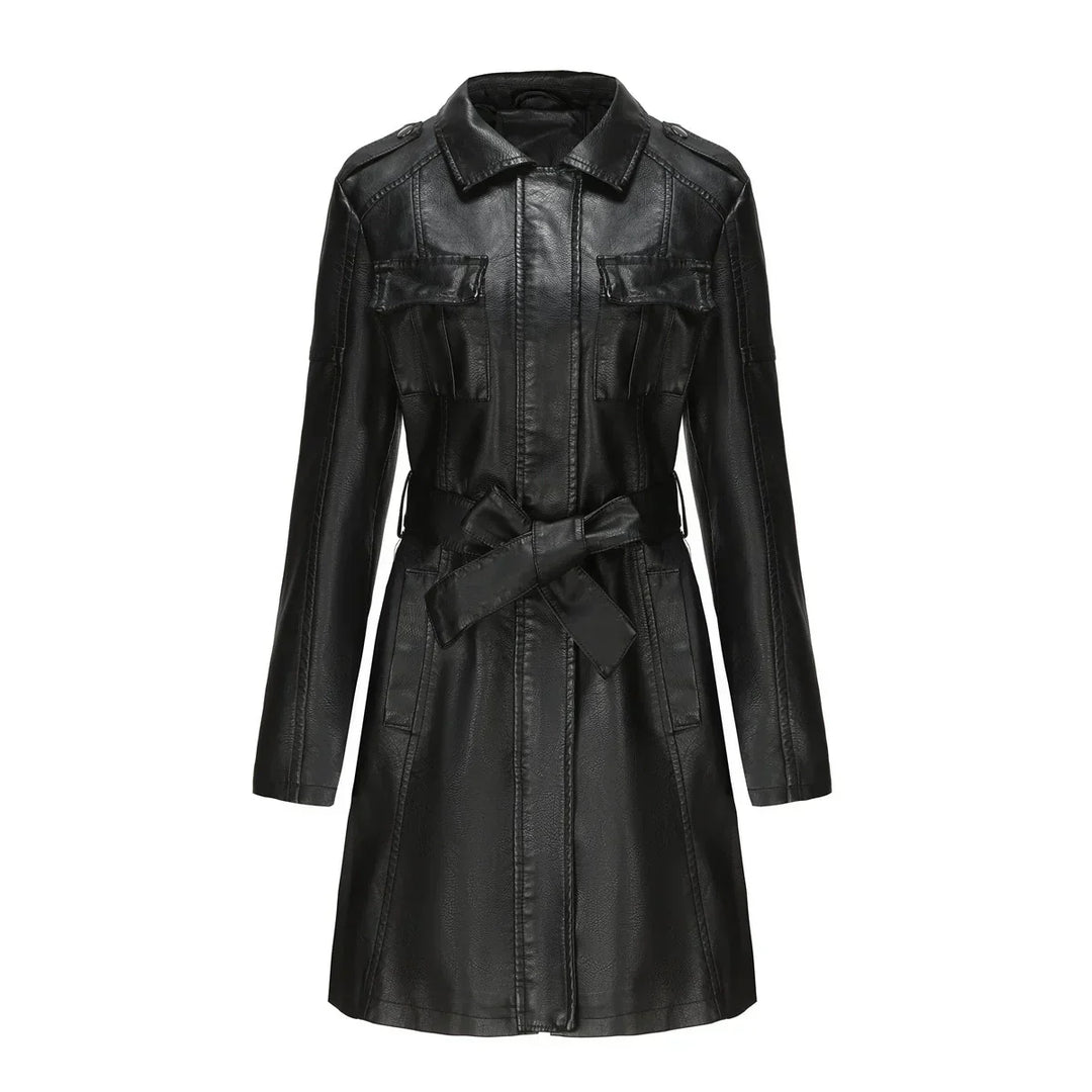 Mujer vistiendo un abrigo largo de moda, perfecto para el estilo urbano y elegante de invierno.
