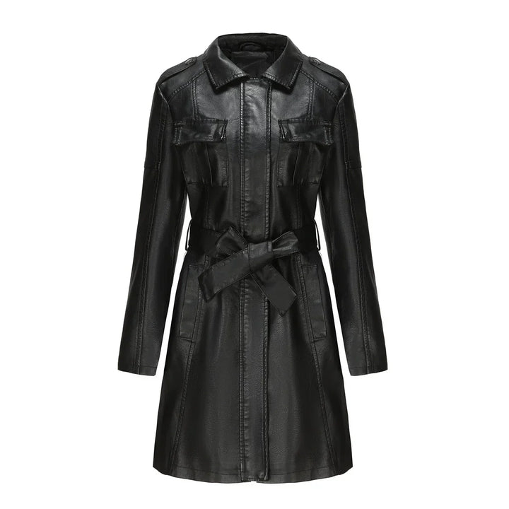 Mujer vistiendo un abrigo largo de moda, perfecto para el estilo urbano y elegante de invierno.