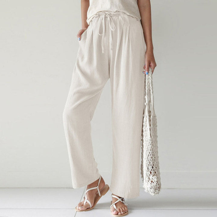 Textura suave y ligera de los pantalones rectos unisex. Ideal para comodidad y frescura en verano.