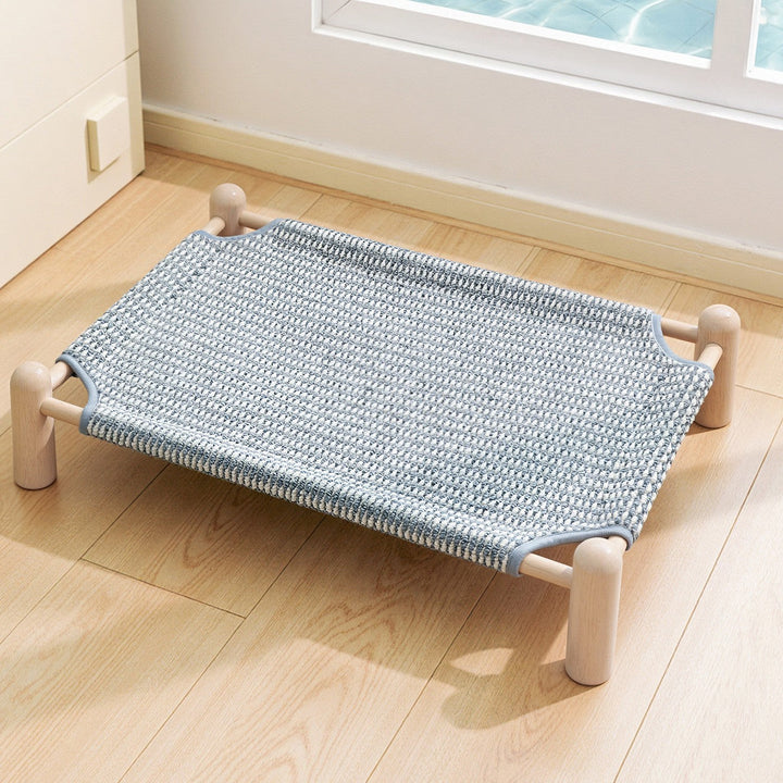 Cama de madera elevada para gatos y perros pequeños o medianos. Malla transpirable para un descanso higiénico y fresco.