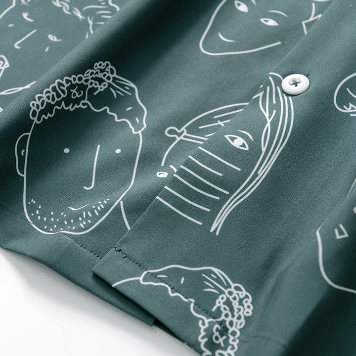 Vista detallada de camisa cubana fresca para hombre, ideal para viajes y vacaciones de verano.