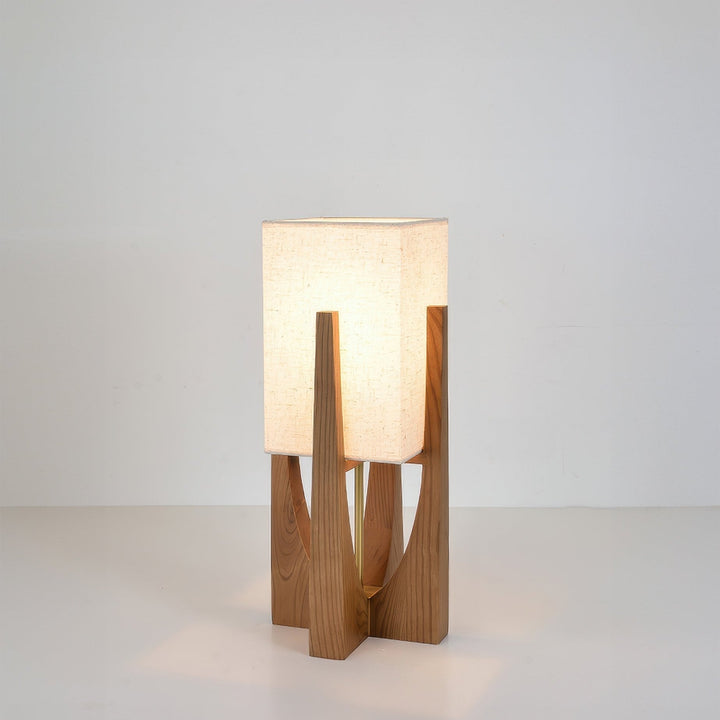 Lámpara de pie de nogal y lino en dormitorio. Luz ajustable para crear un ambiente acogedor y moderno al dormir.