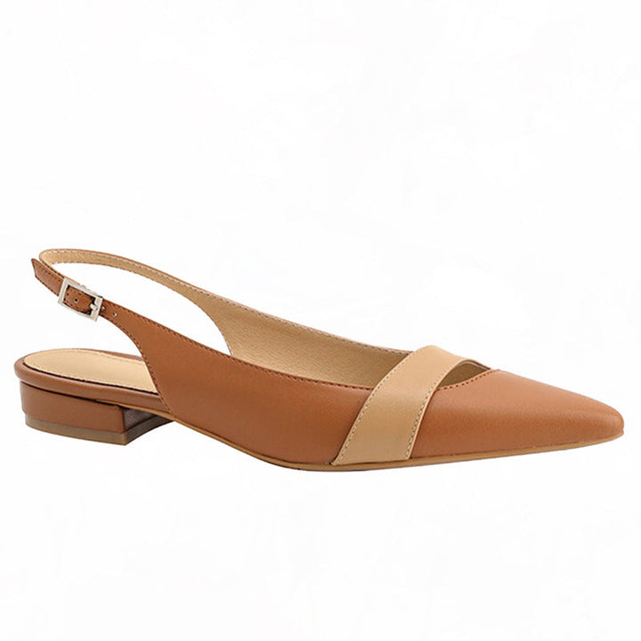 Vista frontal de sandalias planas de mujer con punta cerrada, calzado veraniego elegante y de moda femenina.