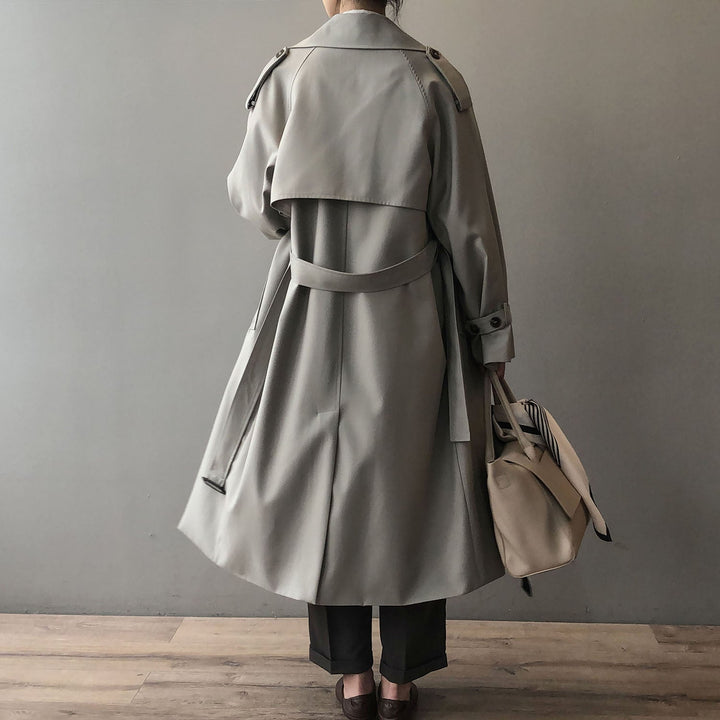 Gabardina de moda femenina, chaqueta elegante con doble botonadura. Versátil para un outfit sofisticado.