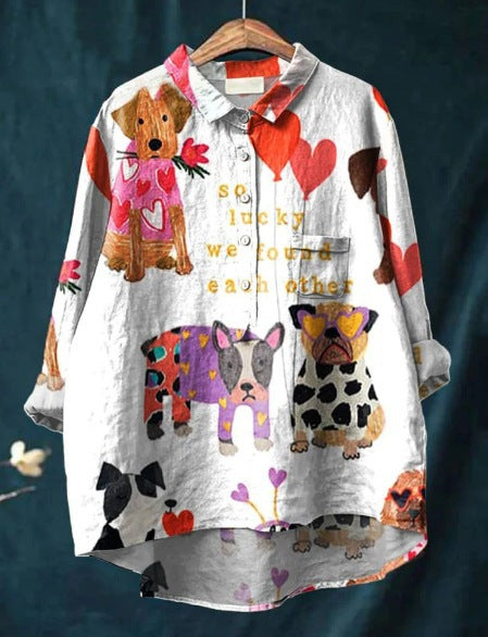 Detalle de estampado artístico floral en camisa oversize de algodón para mujer, moda casual, cuello.