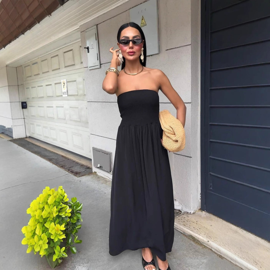 Mujer disfrutando de vestido midi smock palabra de honor. Prenda fresca y cómoda, perfecta para el verano casual.