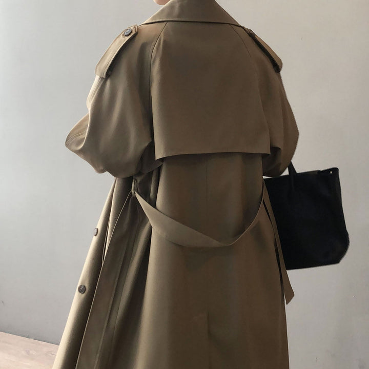 Gabardina atemporal para mujer, estilo clásico con doble botonadura. Imprescindible para el armario de invierno.