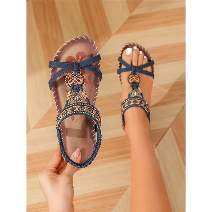 Detalle de sandalias bohemias de mujer, mostrando suela plana y correas para un agarre cómodo.