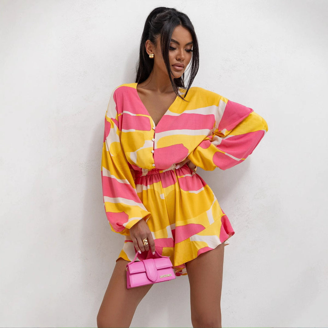 Mono corto para mujer de primavera-verano, con volantes y mangas abullonadas. Ropa de moda fresca y chic.