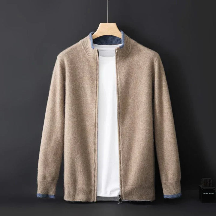 Cárdigan hombre con cremallera y cuello alto, ideal para invierno. Ropa masculina elegante y casual.