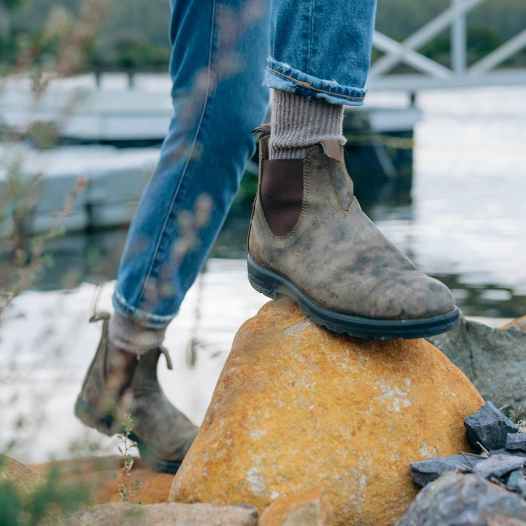 Elegantes botines Chelsea para hombre, estilo casual y cómodo, ideales para otoño e invierno.