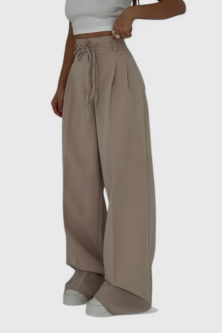 Look completo con pantalones fluidos de mujer, cintura alta y cordones, pieza clave de moda femenina.