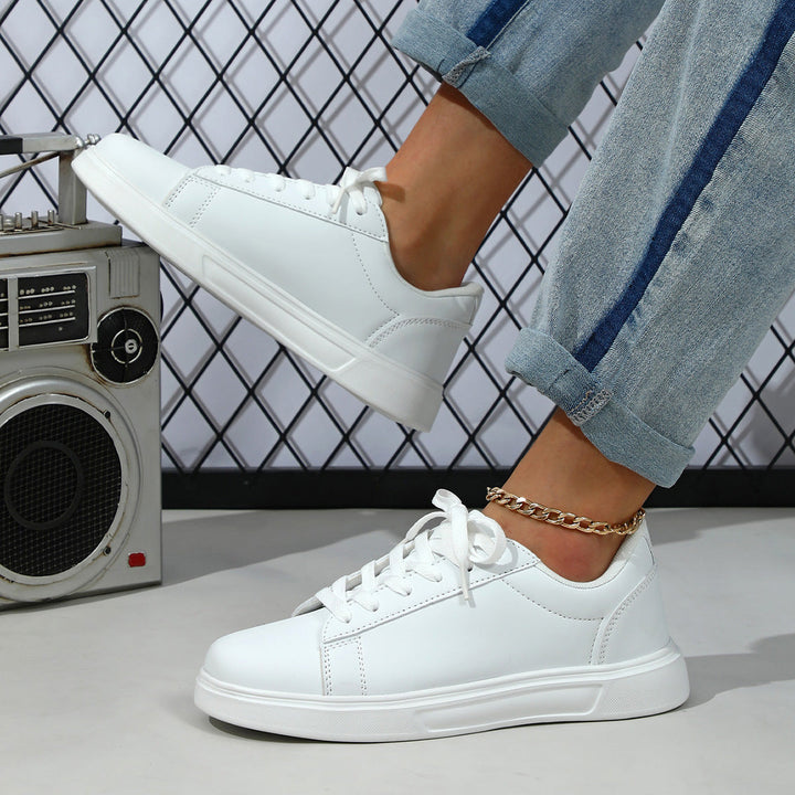 Calzado femenino urbano. Zapatillas cómodas para mujer, estilo casual de verano con detalles en contraste. Moda y confort.