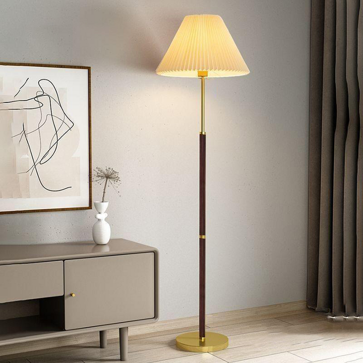 Lámpara de pie Lucira con pantalla plisada, diseño minimalista para iluminación cálida del hogar.