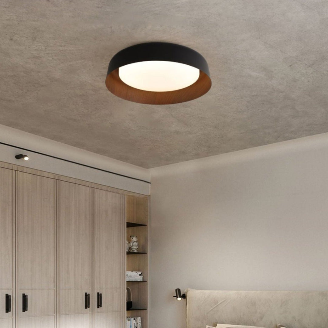 Lámpara de techo LED redonda. Estilo minimalista wabi sabi, efecto madera, luz cálida.