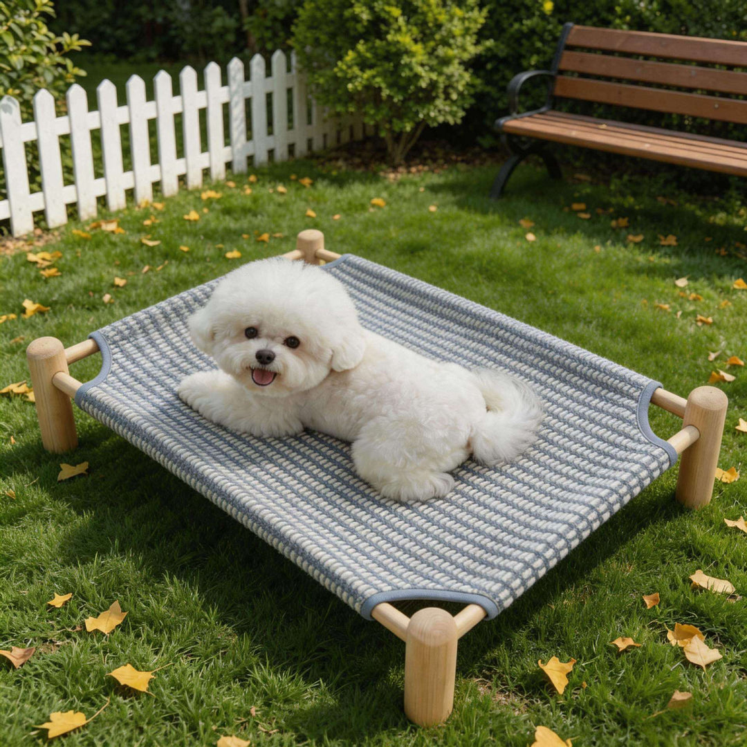 Elegante cama elevada de madera para perros y gatos. Tela tejida transpirable, confort e higiene para tu mascota.