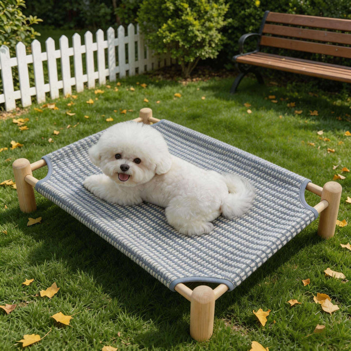 Elegante cama elevada de madera para perros y gatos. Tela tejida transpirable, confort e higiene para tu mascota.