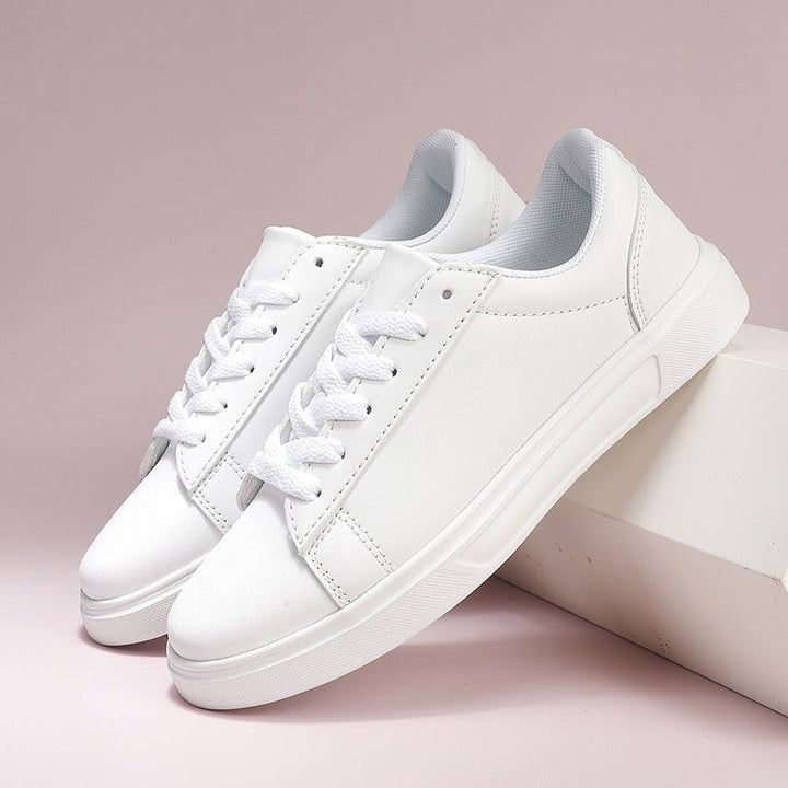 Detalles traseros de zapatillas bajas de mujer. Calzado urbano con contrastes y confort. Ideales para estilo casual de verano.
