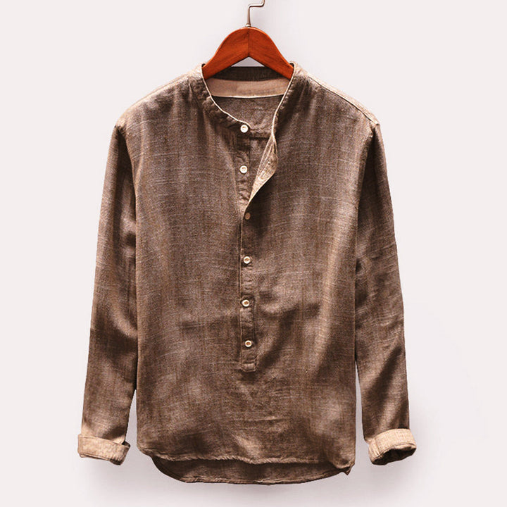 Hombre vistiendo camisa casual de cuello mao, estilo moderno y versátil, perfecta para ropa de hombre elegante.