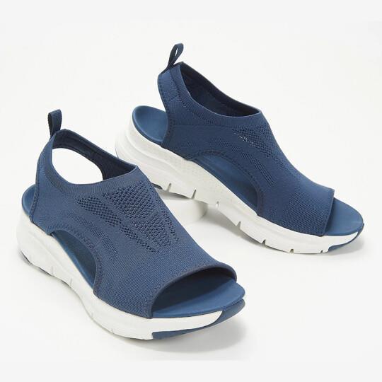 Mujer luciendo sandalias ortopédicas de estilo casual, perfectas para verano y moda femenina cómoda.