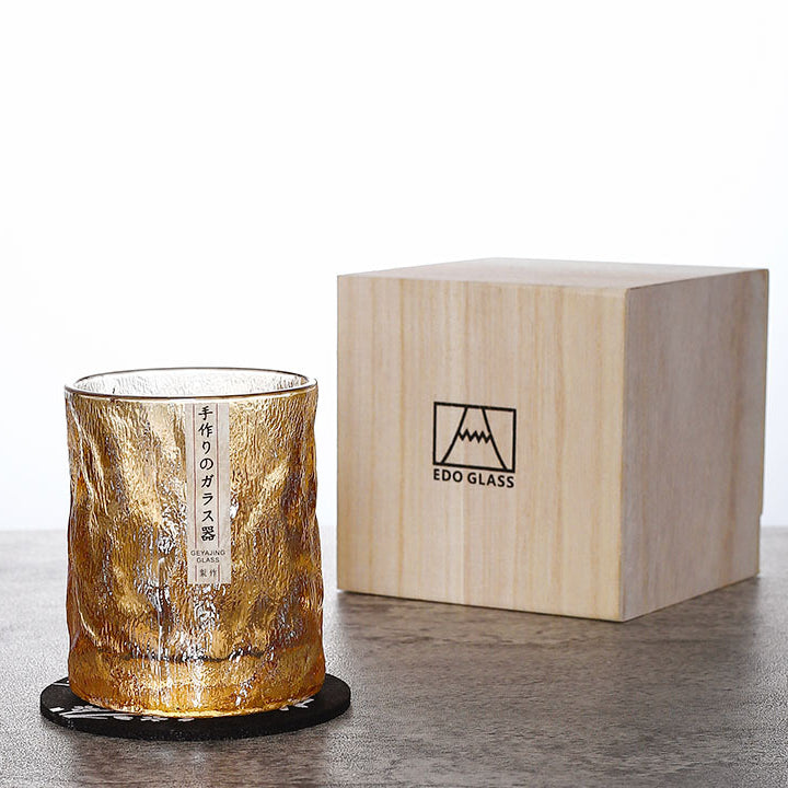 Detalle vaso whisky tallado, cristal escarchado, calidad Edo Kiriko, elegancia y lujo.