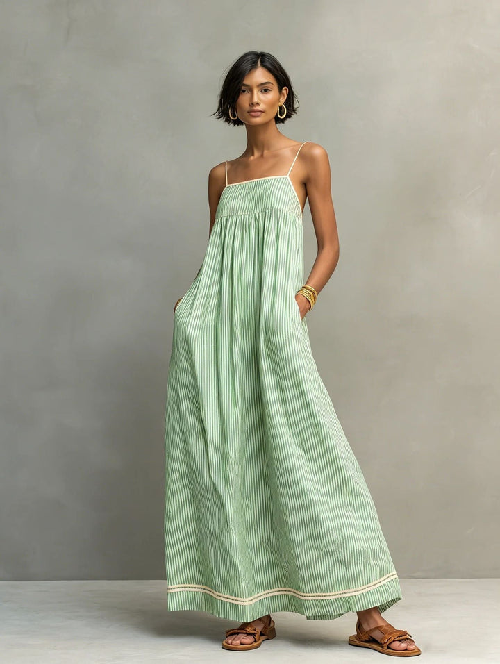Elegante vestido largo de mujer con tirantes y rayas finas, perfecto para la playa o eventos casuales de verano.