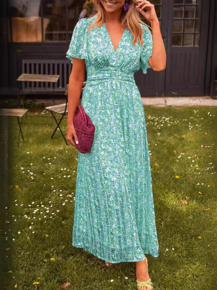 Modelo vistiendo un elegante vestido largo fluido con patrón floral. Ropa femenina versátil para cualquier ocasión.