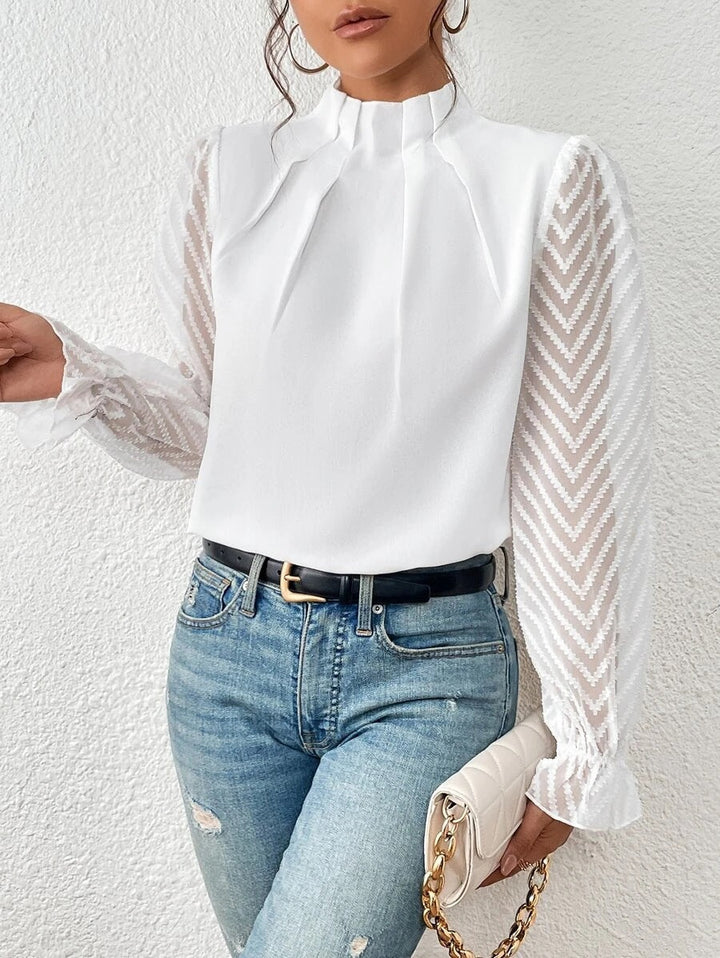 Blusa SYLVIA versátil para mujer, con mangas transparentes, ideal para looks de oficina o fiesta.