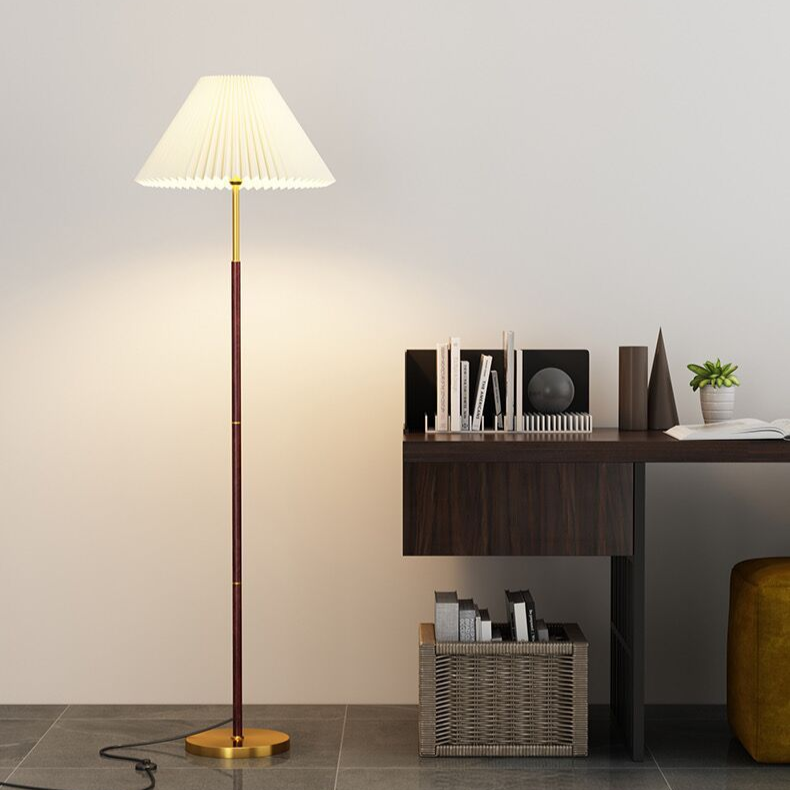 Lucira, lámpara de pie LED con pantalla plisada. Ideal para crear un ambiente acogedor.