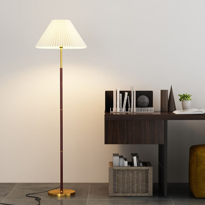 Lucira, lámpara de pie LED con pantalla plisada. Ideal para crear un ambiente acogedor.
