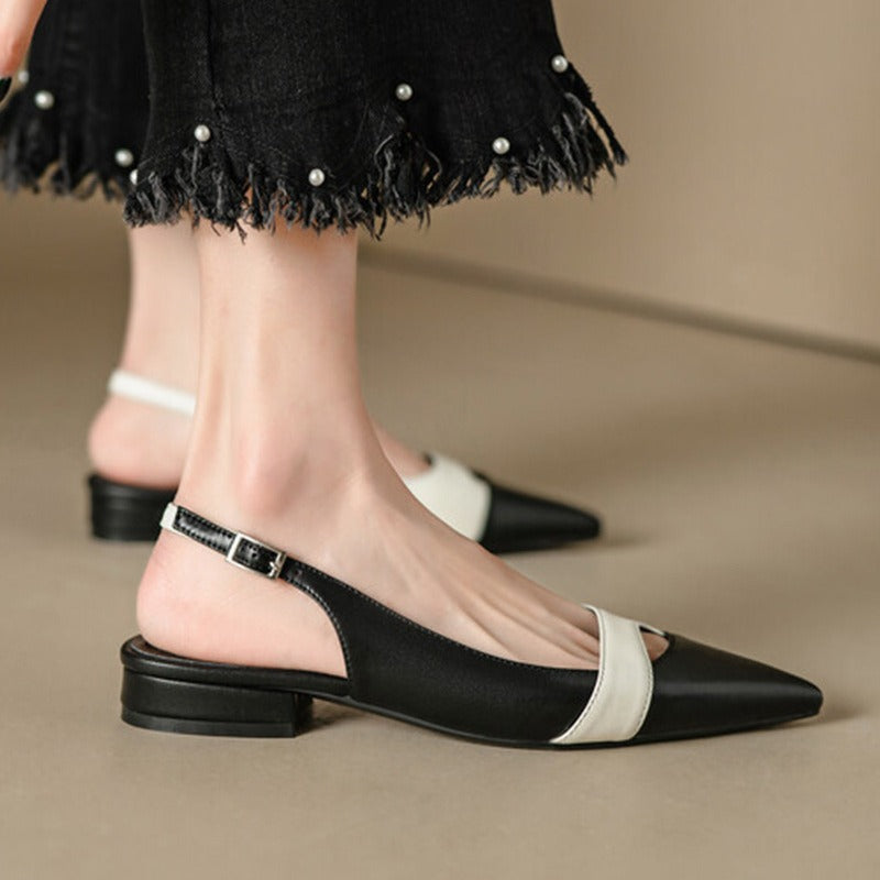 Sandalias planas de mujer con punta cerrada, detalle de hebilla ajustable para calzado cómodo y estilo veraniego.