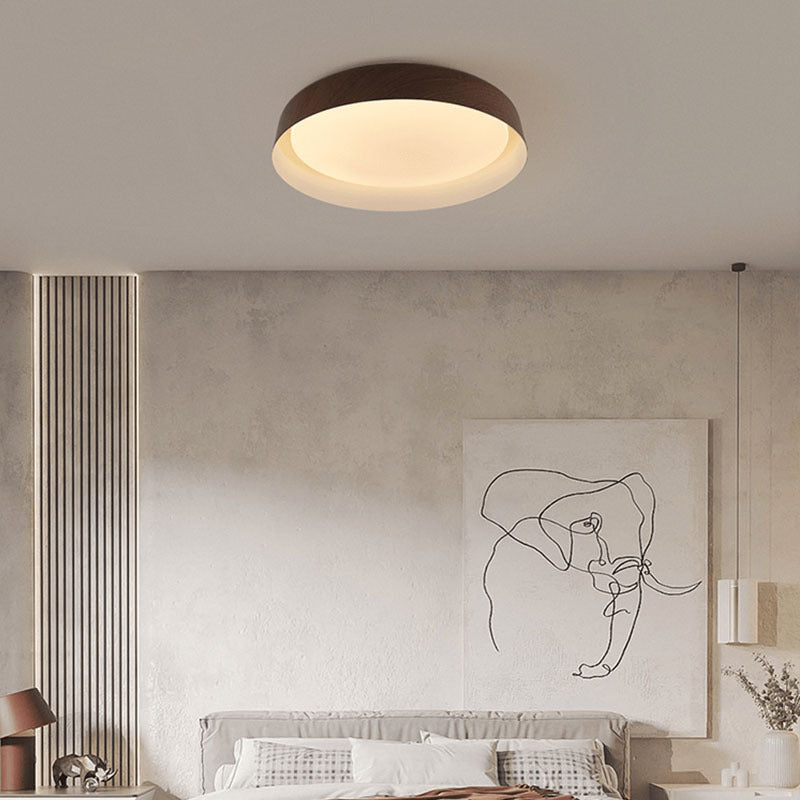 Lámpara de techo LED minimalista. Acabado de madera, luz cálida para ambiente relajante.