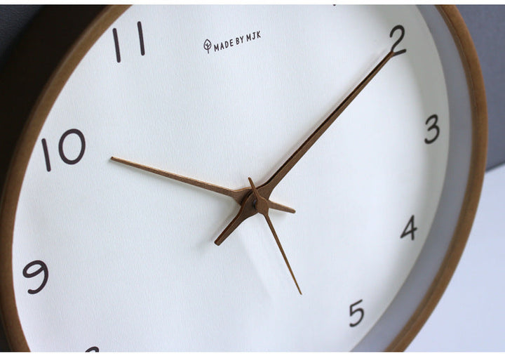 Reloj de pared de madera minimalista, silencioso, analógico, ideal para decorar con funcionalidad.