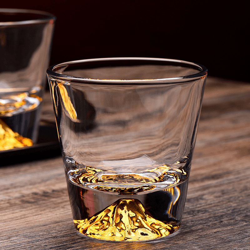 Vaso de whisky Kiriko Edo hecho a mano, cristal japonés con diseño artesanal. Perfecto para licor y colección.