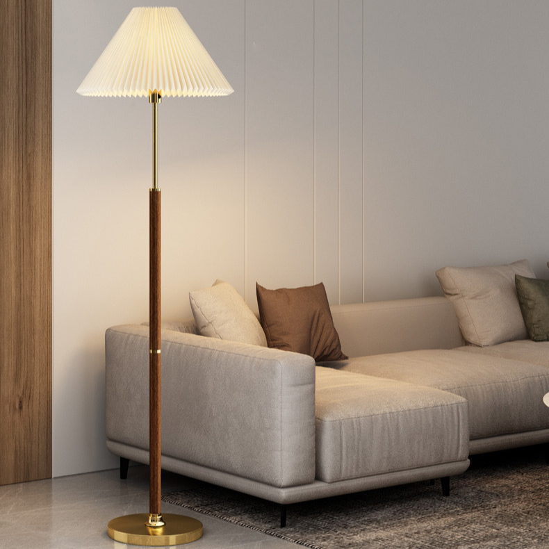 Elegante lámpara de pie Lucira con luz cálida, pantalla plisada, perfecta para decoración.