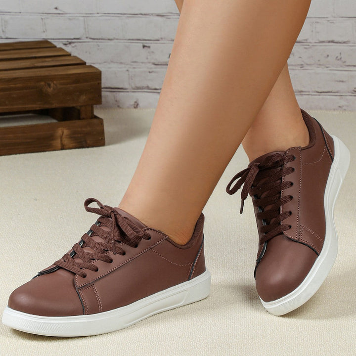 Zapatillas deportivas casuales. Diseño moderno para mujer, con detalles en contraste. Calzado urbano de tendencia y comodidad.