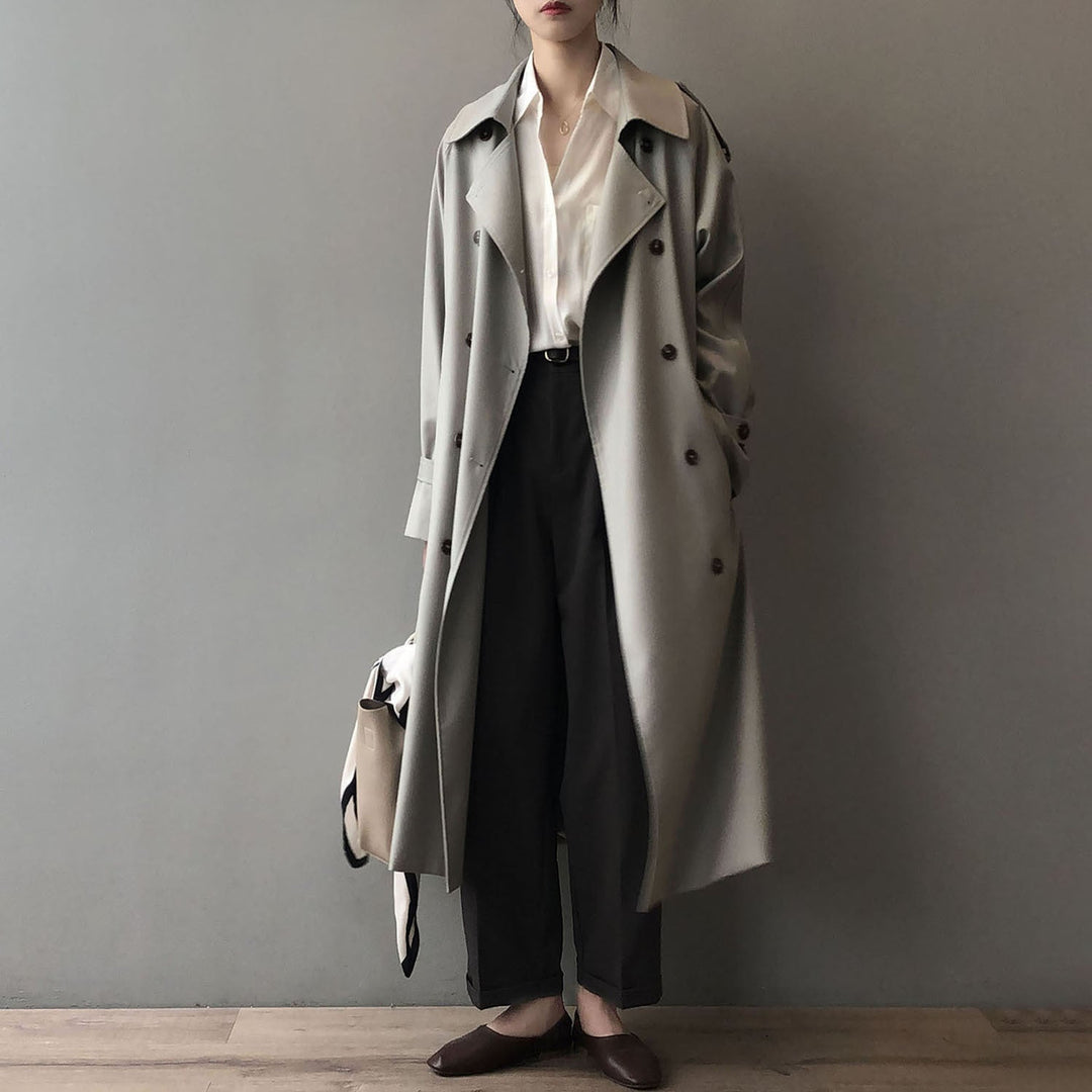Gabardina clásica beige de doble botonadura para mujer, estilo atemporal. Ideal para otoño/invierno.