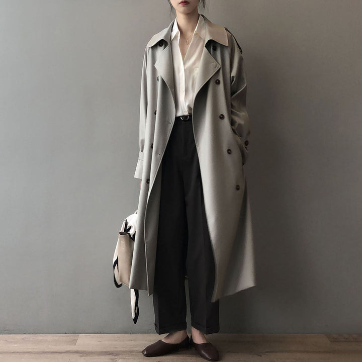 Gabardina clásica beige de doble botonadura para mujer, estilo atemporal. Ideal para otoño/invierno.