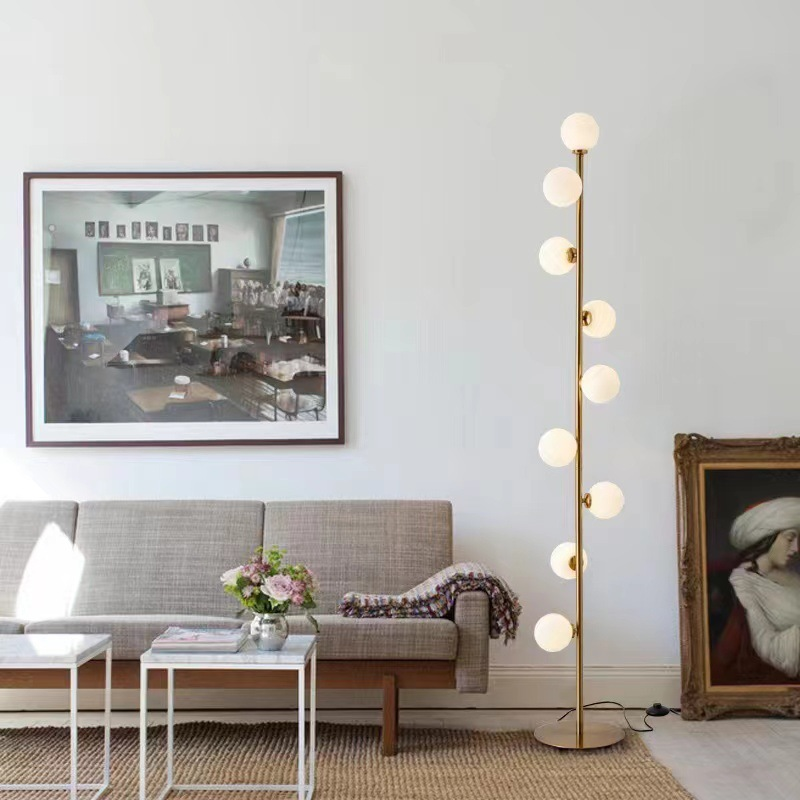 Diseño moderno de lámpara de pie Celestina con luz LED. Iluminación decorativa para cualquier espacio.