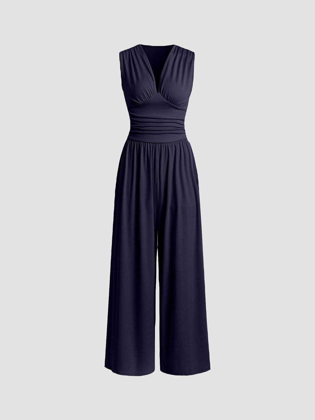 Silueta fluida en este mono de mujer. Jumpsuit con escote V y pierna ancha para un estilo refinado.