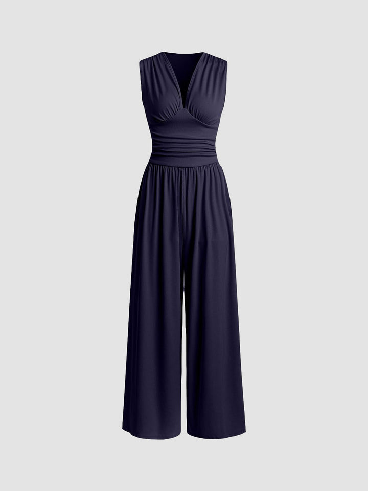 Silueta fluida en este mono de mujer. Jumpsuit con escote V y pierna ancha para un estilo refinado.