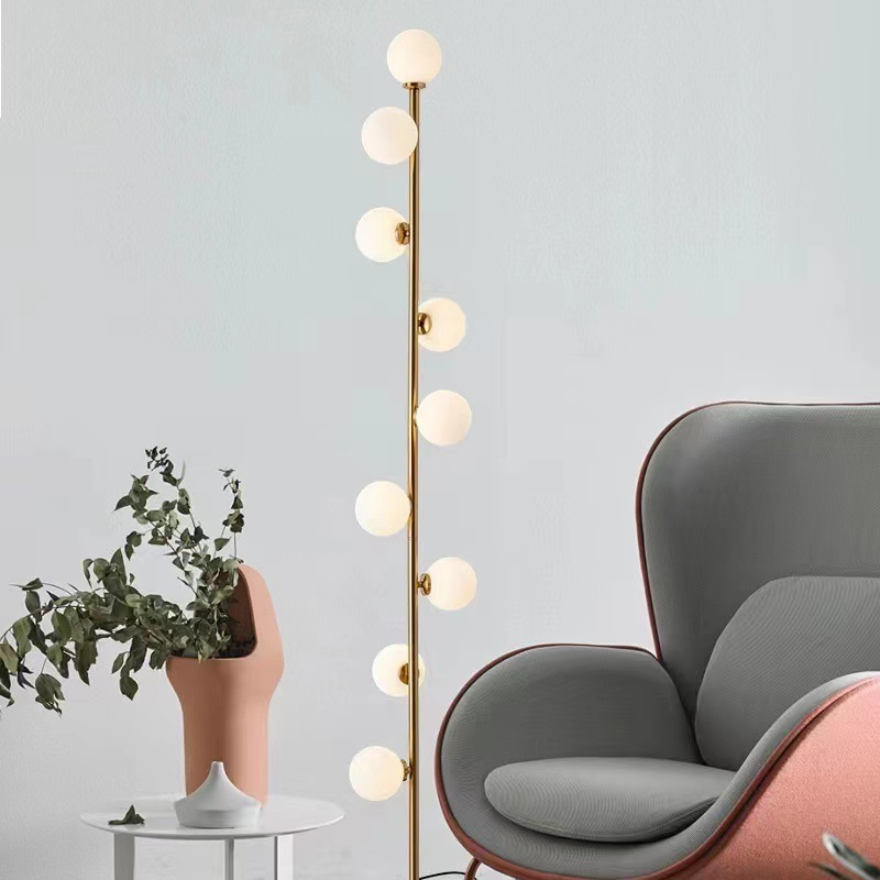 Lámpara de pie de diseño nórdico esférico con luz LED integrada. Decoración elegante y funcional.