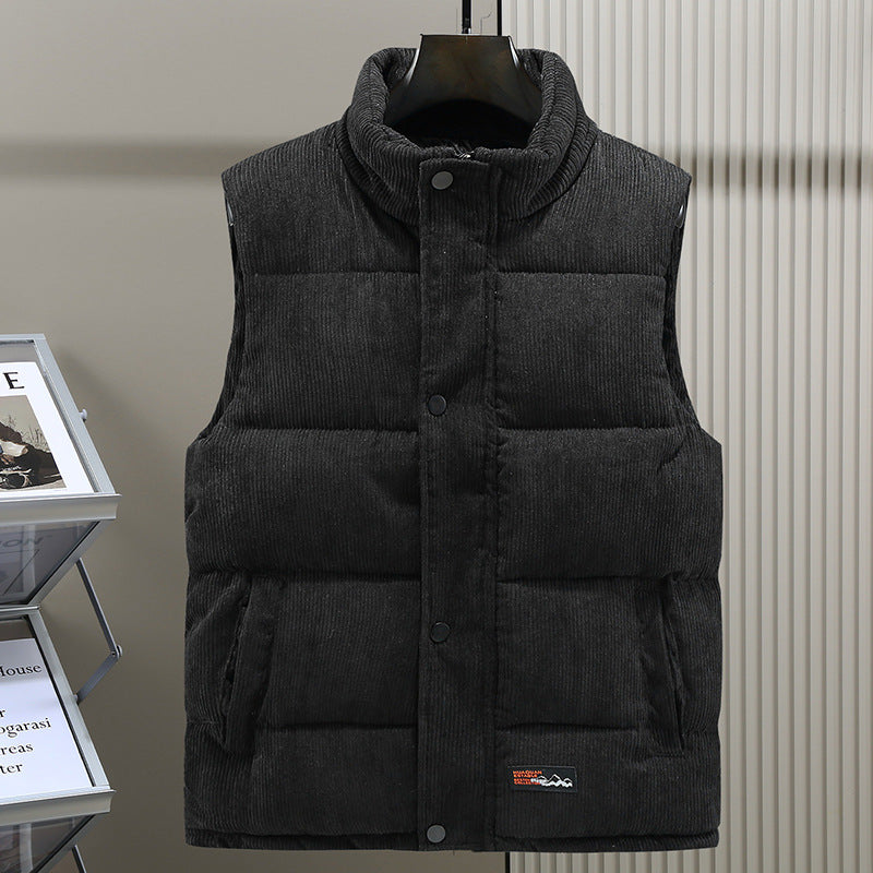 Elegante chaleco de pana para hombre, acolchado y cálido, moda masculina versátil para climas fríos.