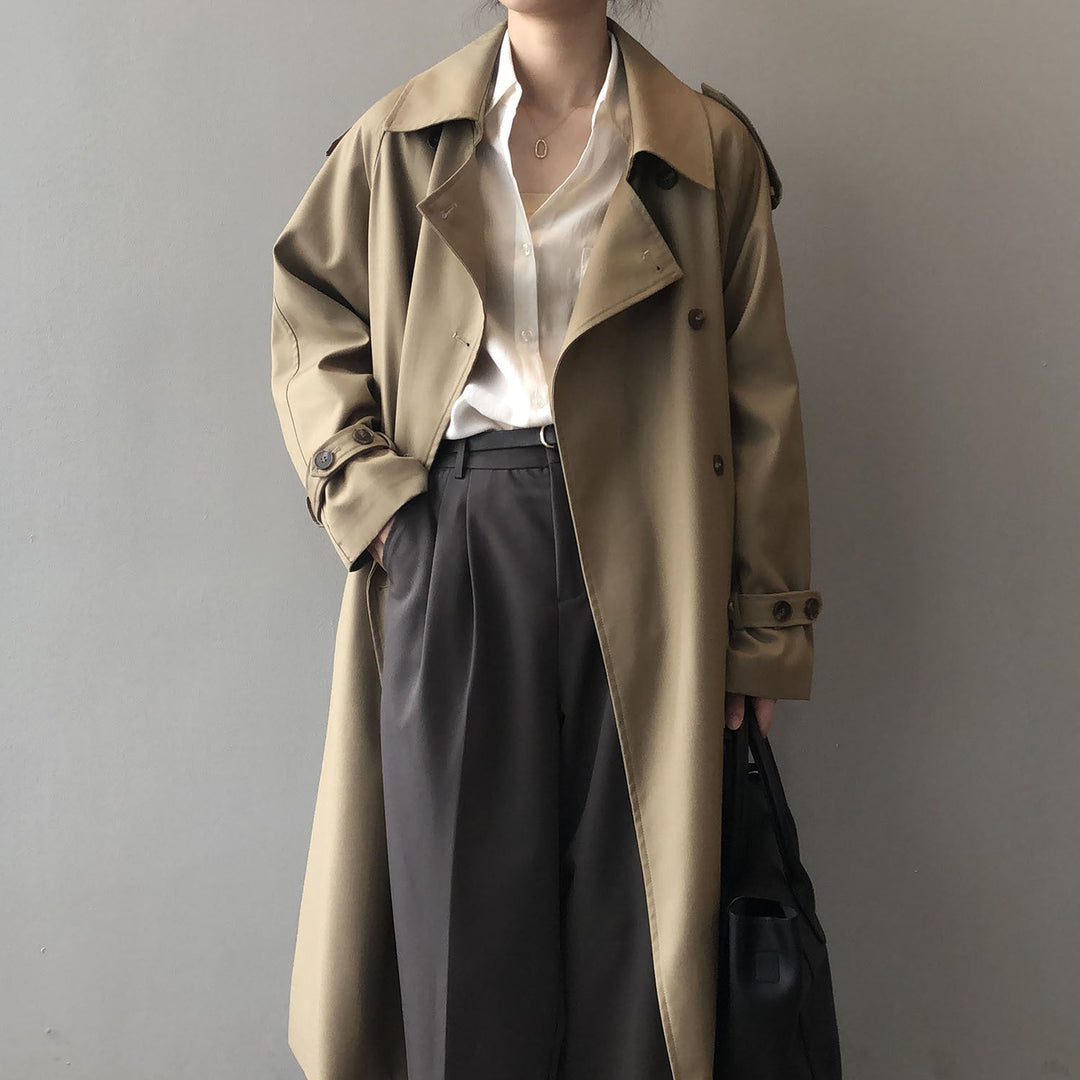 Estilosa gabardina de mujer, diseño clásico de doble botonadura. Ideal para un look atemporal de otoño.