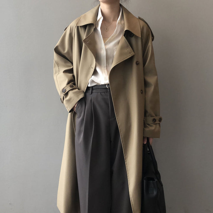 Estilosa gabardina de mujer, diseño clásico de doble botonadura. Ideal para un look atemporal de otoño.